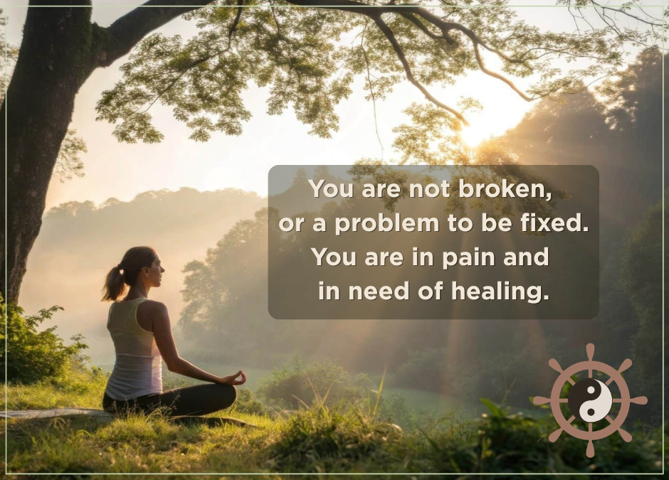 Persoon die mediteert in een groene, rustige omgeving bij zonsopkomst, met inspirerende quote over niet gebroken zijn, maar heling nodig hebben, passend bij traumasensitief herstel van verslaving.