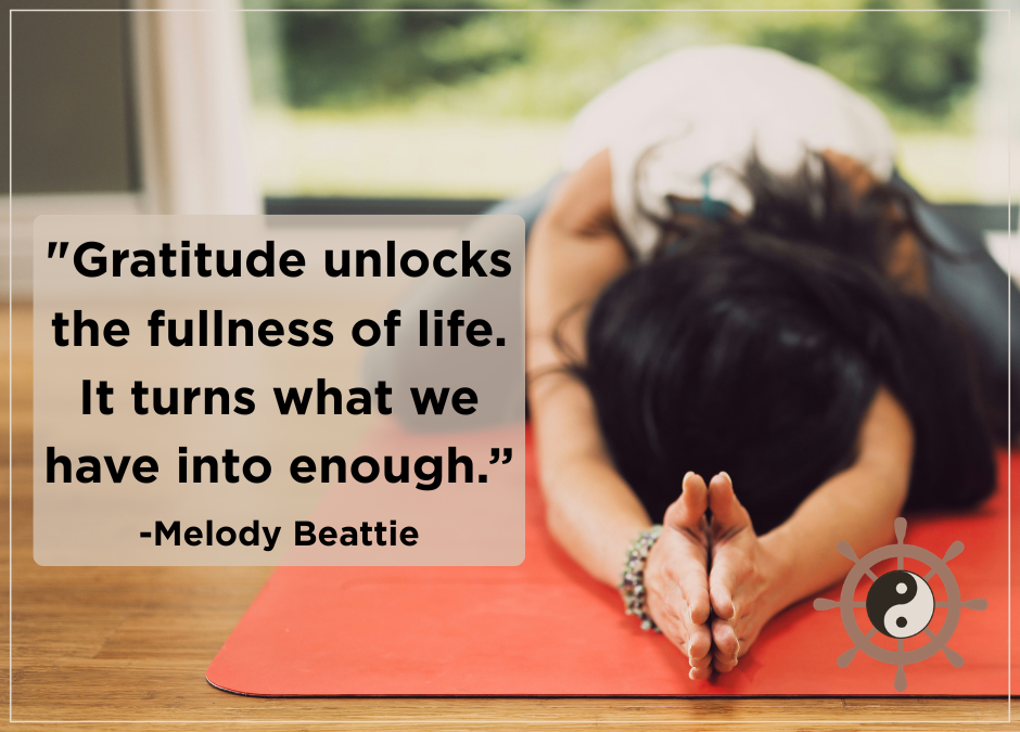 Afbeelding van een vrouw die buigt in meditatie, al illustratie van een blog over dankbaarheid bij het werken aan herstel, met naast haar een Engelstalige quote van Melody Beattie over het belang van dankbaarheid: ""Gratitude unlocks the fullness of life. It turns what we have into enough.”