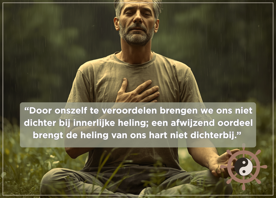 Man die mediteert in de regen met een hand op het hart als teken van (zelf)compassie bij emotionele gevoelloosheid bij herstel van verslaving en met een quote uit het boek van Tara Brach over Radicale Compassie, dat luidt: “Door onszelf te veroordelen brengen we ons niet dichter bij innerlijke heling; een afwijzend oordeel brengt de heling van ons hart niet dichterbij.”