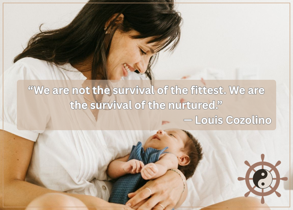Een moeder kijkt liefdevol naar een zuigeling in haar armen, met als overlappende tekst een quote van de psycholoog Louis Cozoline: "We're not survival of the fittest. We are survival of the nurtured," ter illustratie bij de blog over het belang van het ontwikkelen van compassie bij herstel van verslaving.
