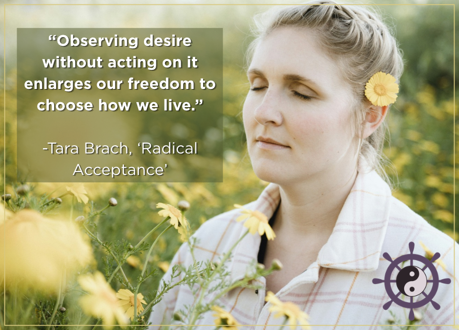 Zucht in herstel bij een mediterende vrouw in een veld van bloemen en een quote van Tara Bracht over hoe het observeren van verlangen kan leiden tot bevrijding